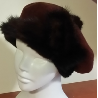 Beret damski obszyty naturalnym futrem z norki Beret damski obszyty naturalnym futrem z norki
